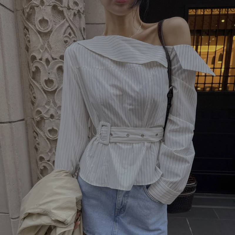 

Весенние женские сексуальные блузки с асимметричным воротником, повседневные полосатые рубашки, новинка 2026 года, винтажный стиль, модные элегантные приталенные блузки с длинным рукавом и поясом для женщин