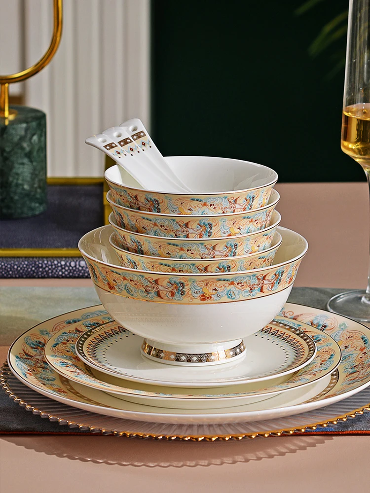 

Элитный набор посуды из костяного фарфора с розовым узором и золотой окантовкой, для домашнего использования, подарочный набор для новоселья, обжиг при высоких температурах