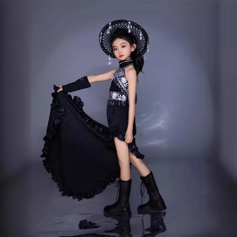 Mädchen-Kleidung im ethnischen Stil, trendige Kleidung, ärmellose Weste, Schlepprock, Schwarz-Weiß-Farbschema, Frühling und Sommer, Middlen