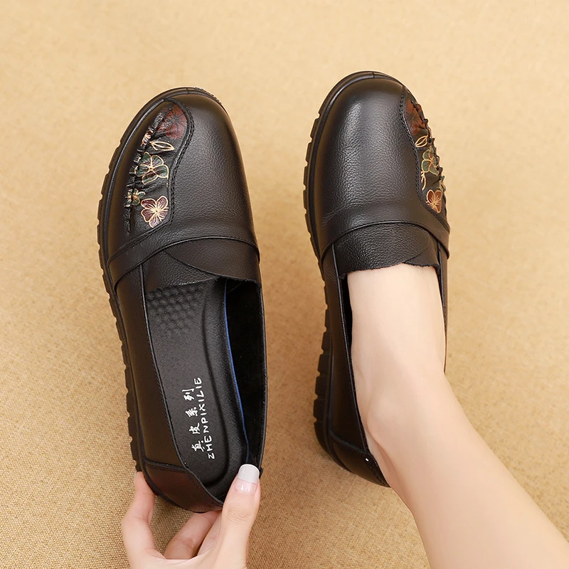 

Women Genuine Leather Floral Embroidery Loafers 2026 New Round Toe Slip On Flat Non Slip Comfortable Casual Shoes For Elderly