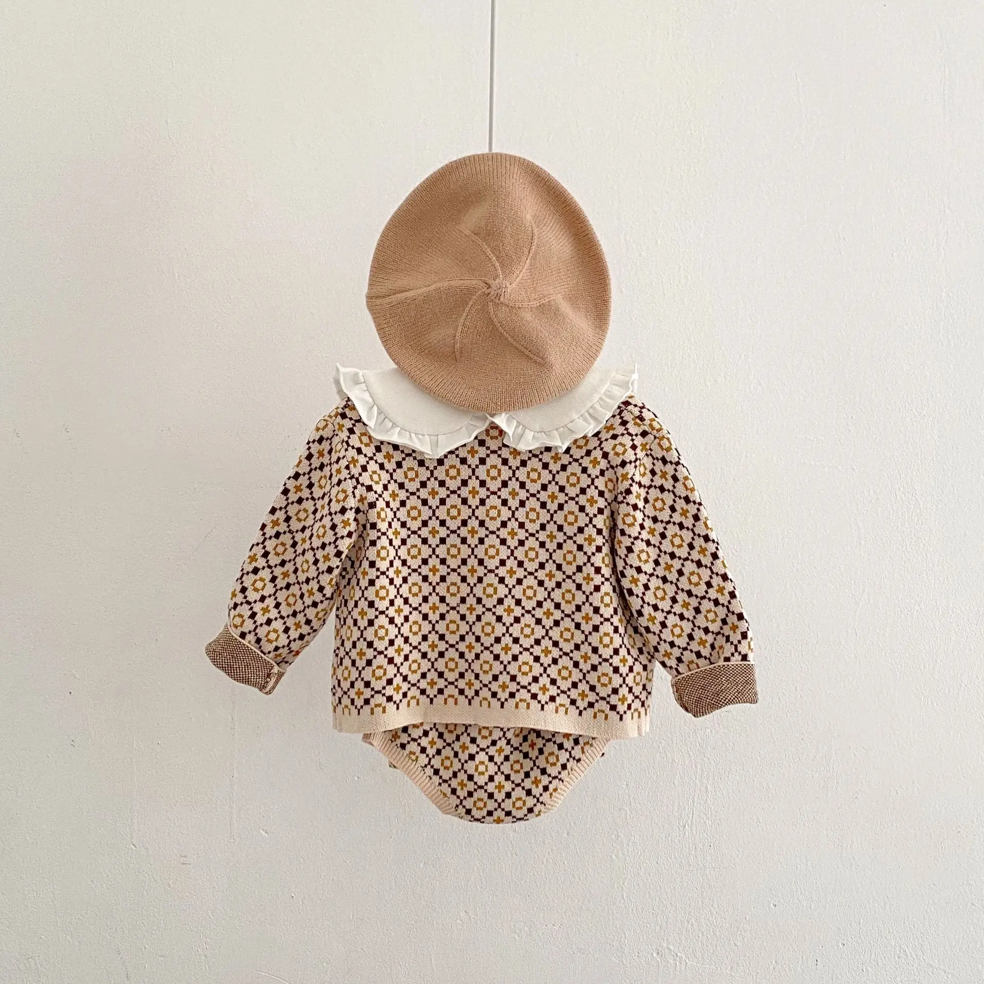 Spring and Autumn Girl Baby Knitted Little Fragrant Sweater Coat+Pattern Bread Pants, Split Set