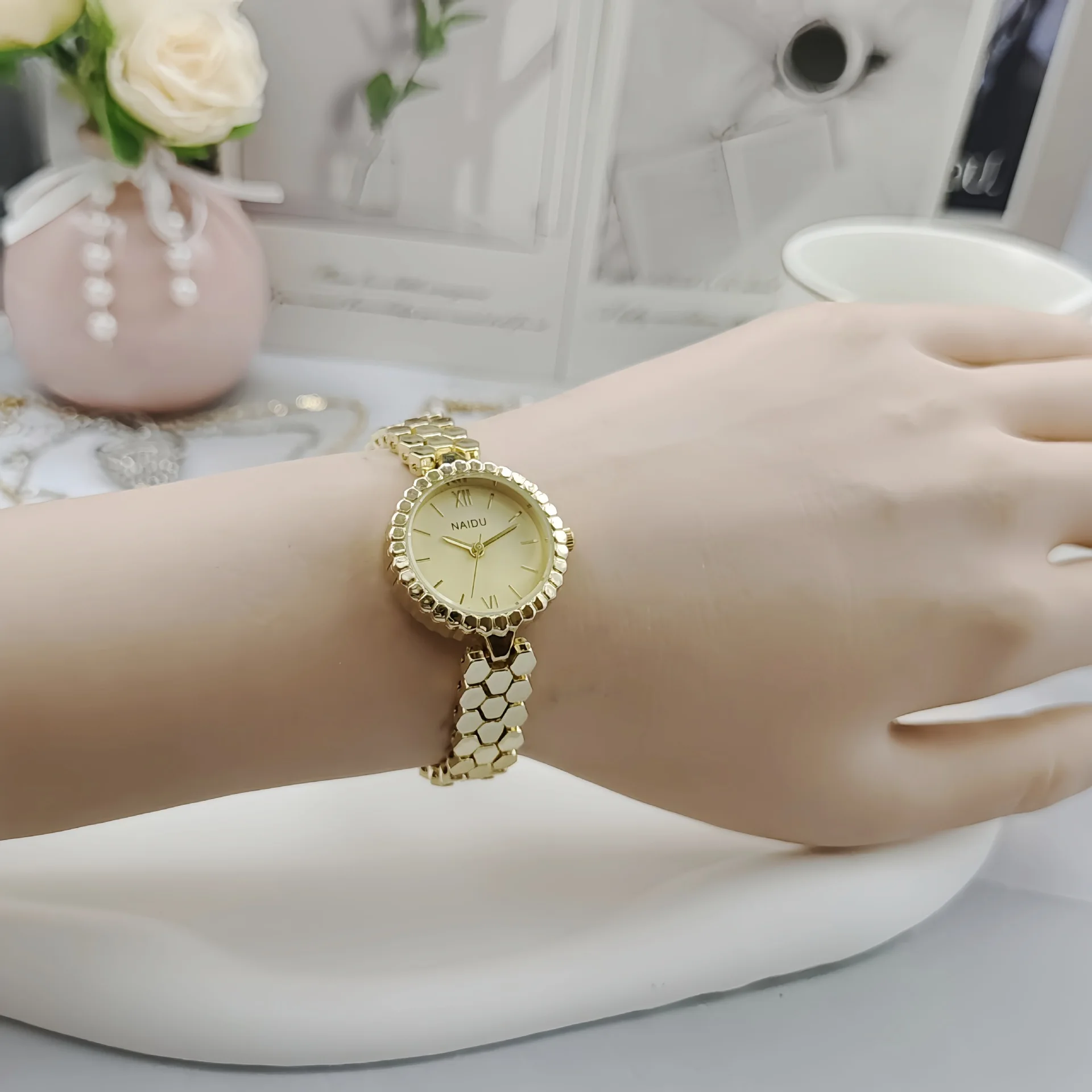 

Relogio Feminino Dourado Pulseira Luxo 2026 Mulher Relógio de Quartzo Aço Inoxidável Pulseira Exquisita Novo Estilo