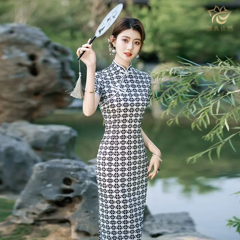 

Лето 2025 г., новое модное темпераментное длинное платье Cheongsam в китайском стиле, элегантное молодежное винтажное модное шоу, выступление