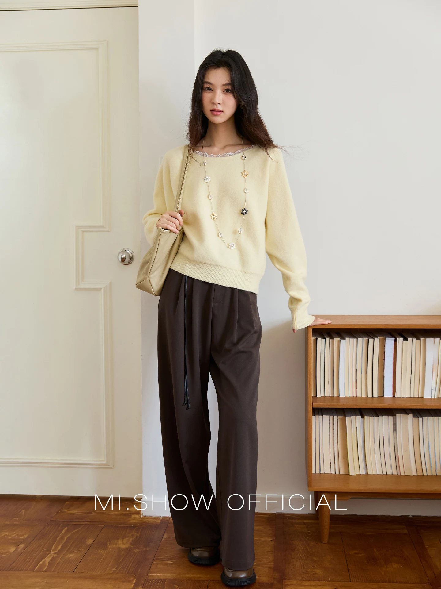 Mishow mulher camisola de malha 2025 outono nova renda em torno do pescoço mangas compridas pullovers confortável casual amarelo topos mxe48z2612