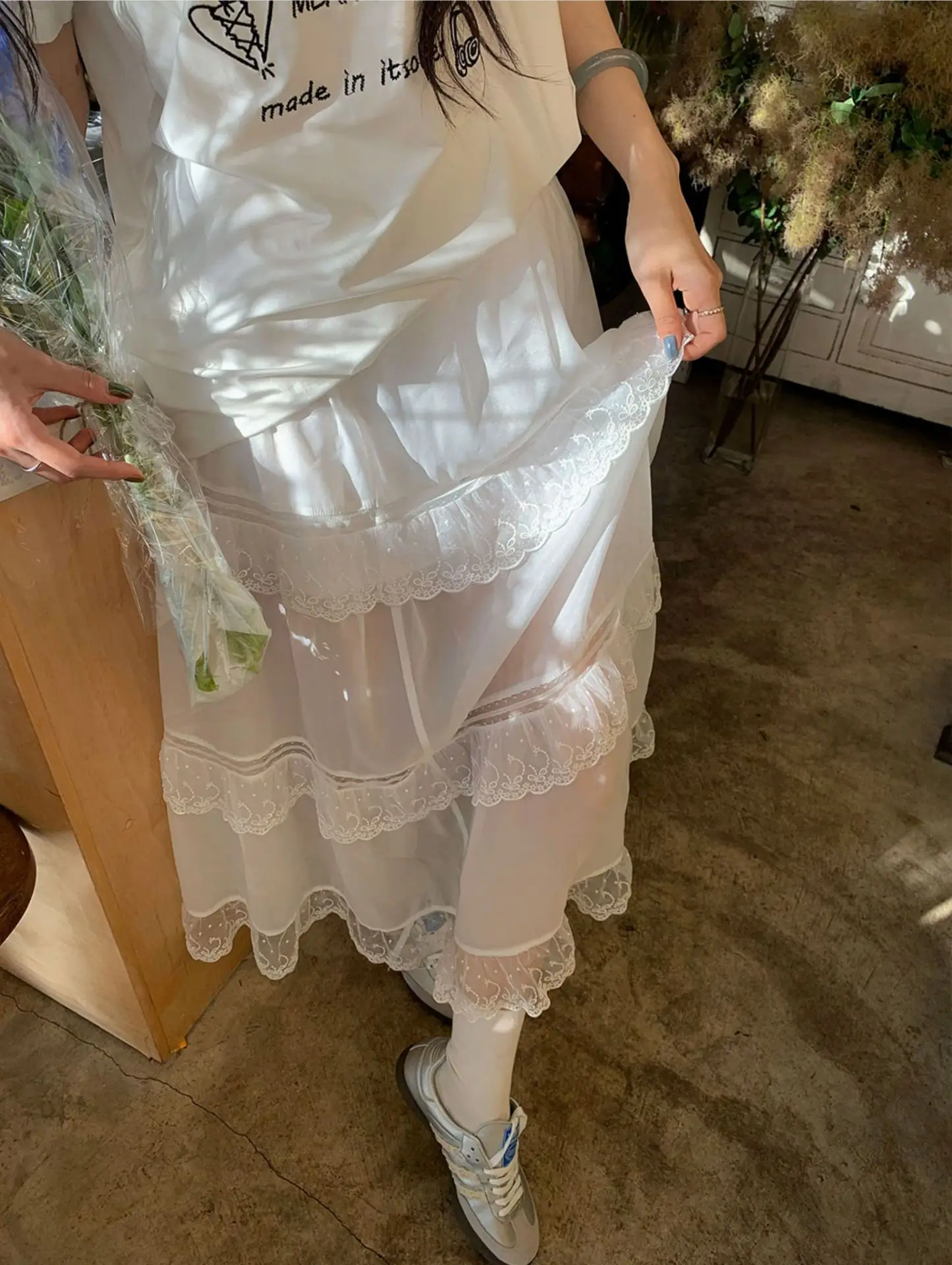 2025年春 ホワイトレーススプライシングネットハーフ丈ロングスカート 多層チュールガウン カジュアルスタイル ケーキスカート ハイウエスト ルーズフィット