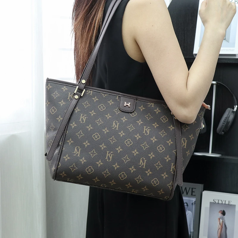 حقيبة يد عصرية بسيطة للنساء الكاجوال مع تصميم جلد عالي الجودة وشعار بسيط #1