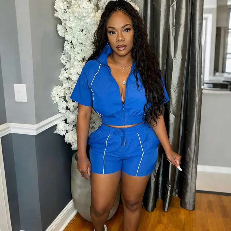 

Однотонный повседневный спортивный костюм-двойка для женщин: рубашка с коротким рукавом, отложным воротником и молнией, а также шорты с карманами на шнурке