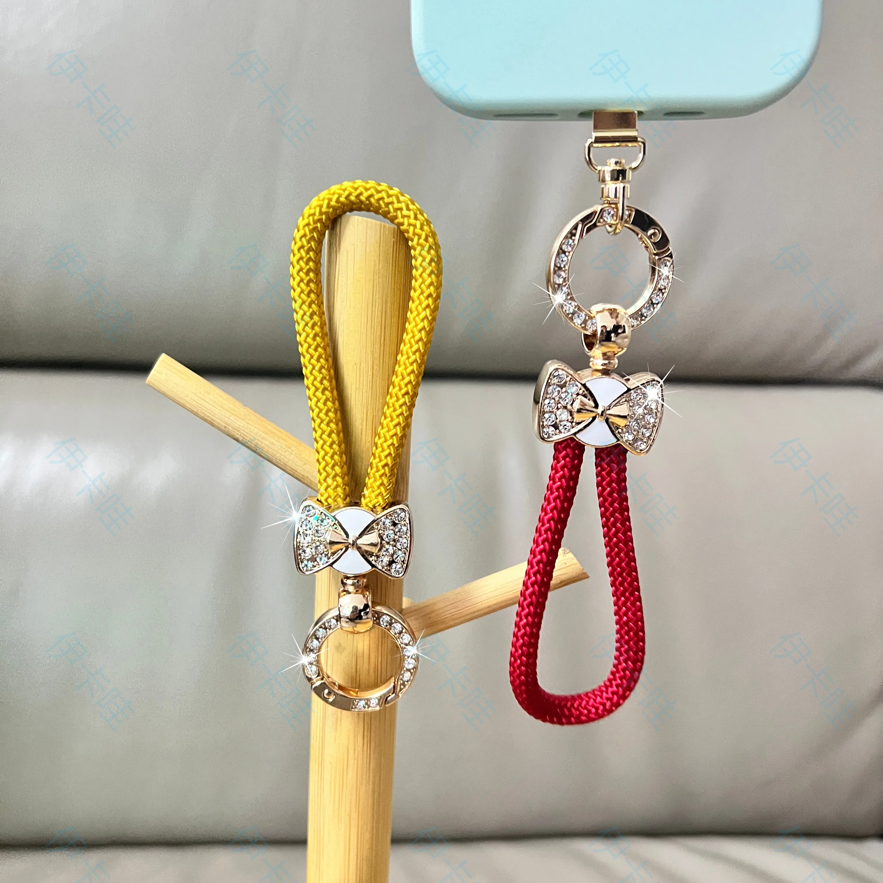 

Fashionable Flash Diamond 360° Rotating Mobile Phone Lanyard, Short Finger Lanyard, Universal Mobile Phone Decoration Pendant