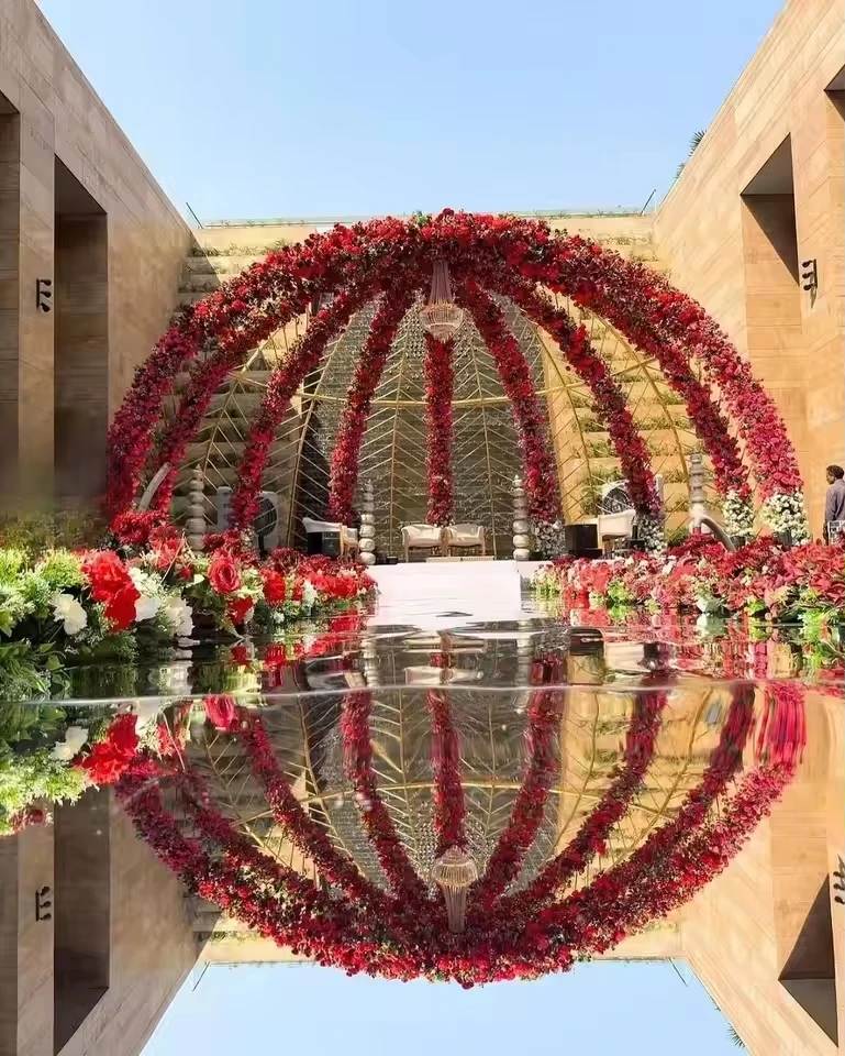 Hochzeitsbühnen-Hintergrund Eisensäulenbogen Geometrischer Rahmen mit Künstlicher Blumendekoration – Detail 2