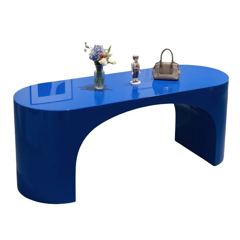 The new clothing store display table is placed in the middle of the table, modern simplicity, high-end sense, light luxury and c