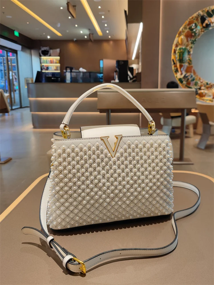 

2025 New Women's Bag Light Luxury Large Capacity Versatile Handbag Fashion Rivet Pearl Bucket Shoulder Messenger Bag