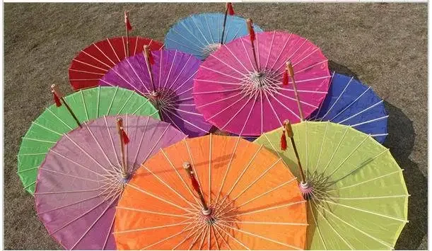 Chinesischer Farbiger Stoff-Regenschirm Weiß-Rosa Sonnenschirme Traditioneller Chinesischer Tanz-Farbschirm Japanische Seiden-Requisiten – Detail 15