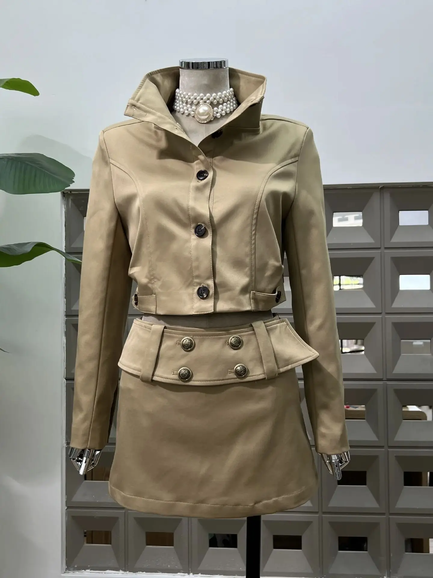 

Осень 2025 г., хит продаж, тренч, куртка с воротником-стойкой, верхняя одежда, юбка, комплект из двух предметов, утягивающий офисный костюм, шикарный сексуальный торжественный наряд