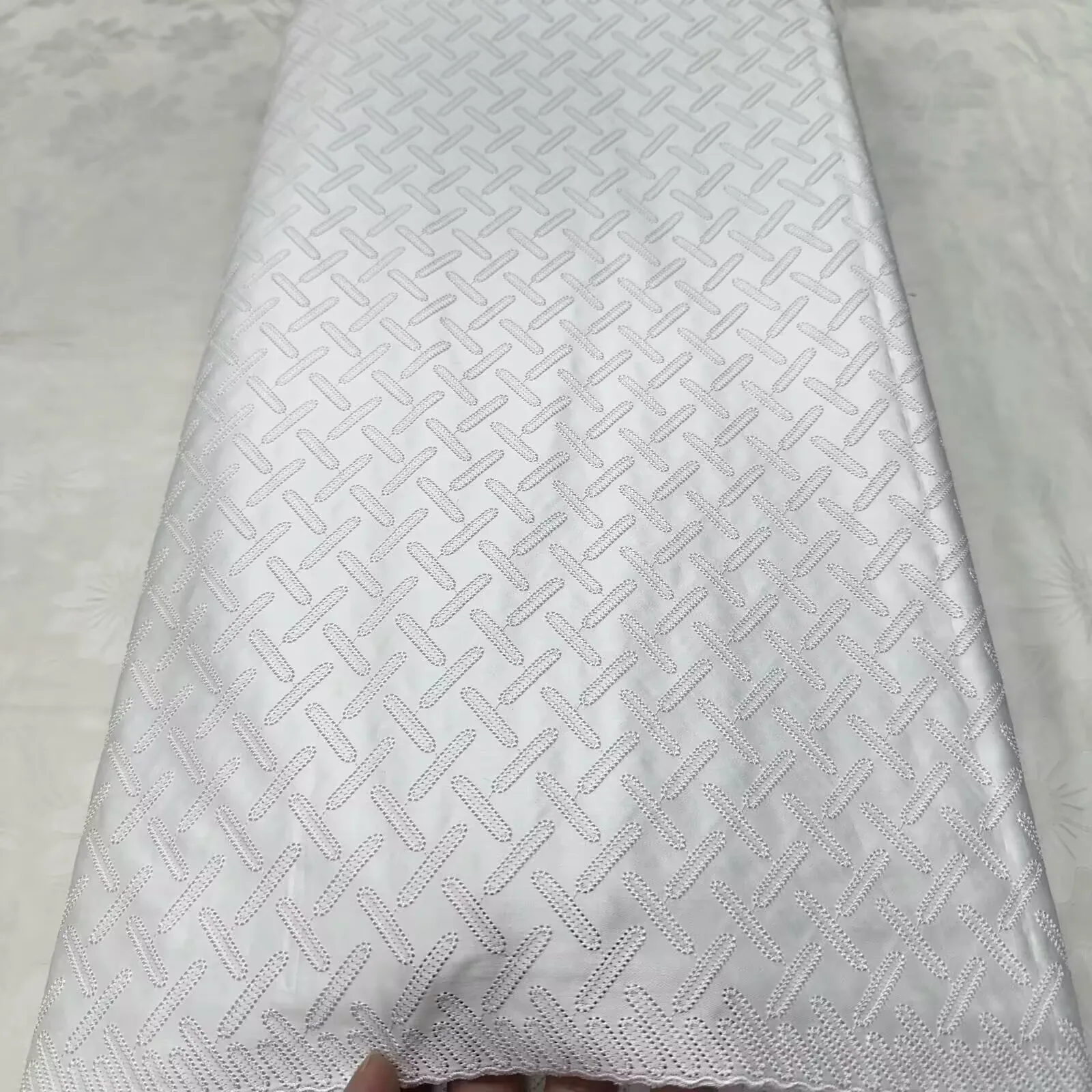 2025 الأفريقي النيجيري فرنسا الراقية الساتان الرجالي السويسري البولندية أقمشة الدانتيل رائجة البيع لفساتين الخياطة حفل زفاف العريس