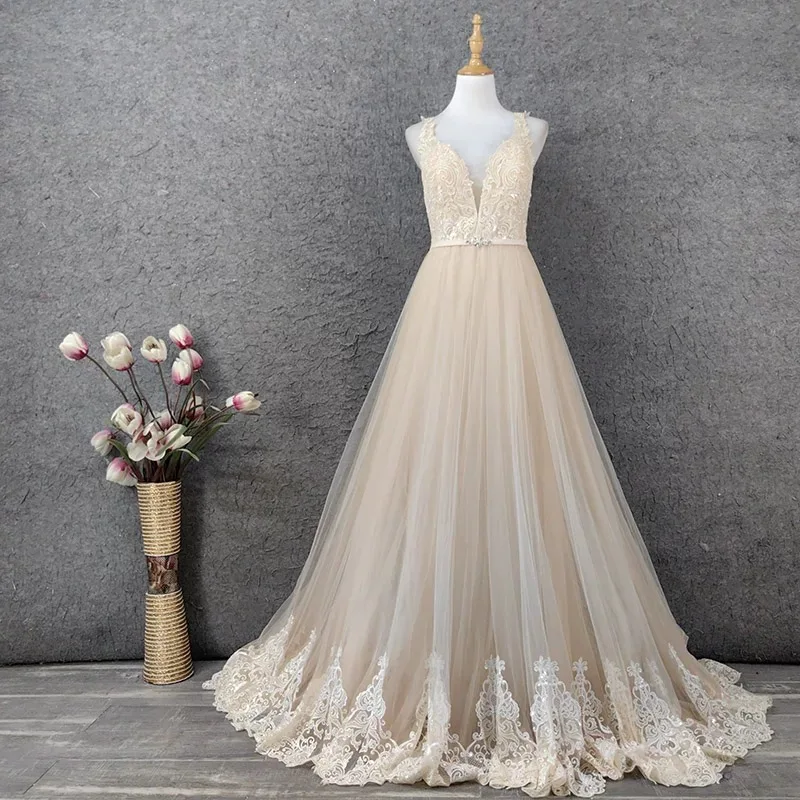 

Vintage Champagne Evening Dress A-line V-Neck Lace Appliques Sleeveless Backless Tull Wedding Banquet Prom Celebrity Gowns 2025