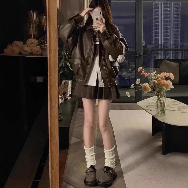เสื้อแจ็คเก็ตผู้หญิงสีดำสไตล์เรโทร ทำจากหนัง PU สำหรับคู่รัก ใส่สบายๆ ในฤดูใบไม้ร่วง แฟชั่นเสื้อผ้าผู้หญิง แขนยาว อุ่น มีกระเป๋าต่อผ้า ดีไซน์ใหม่