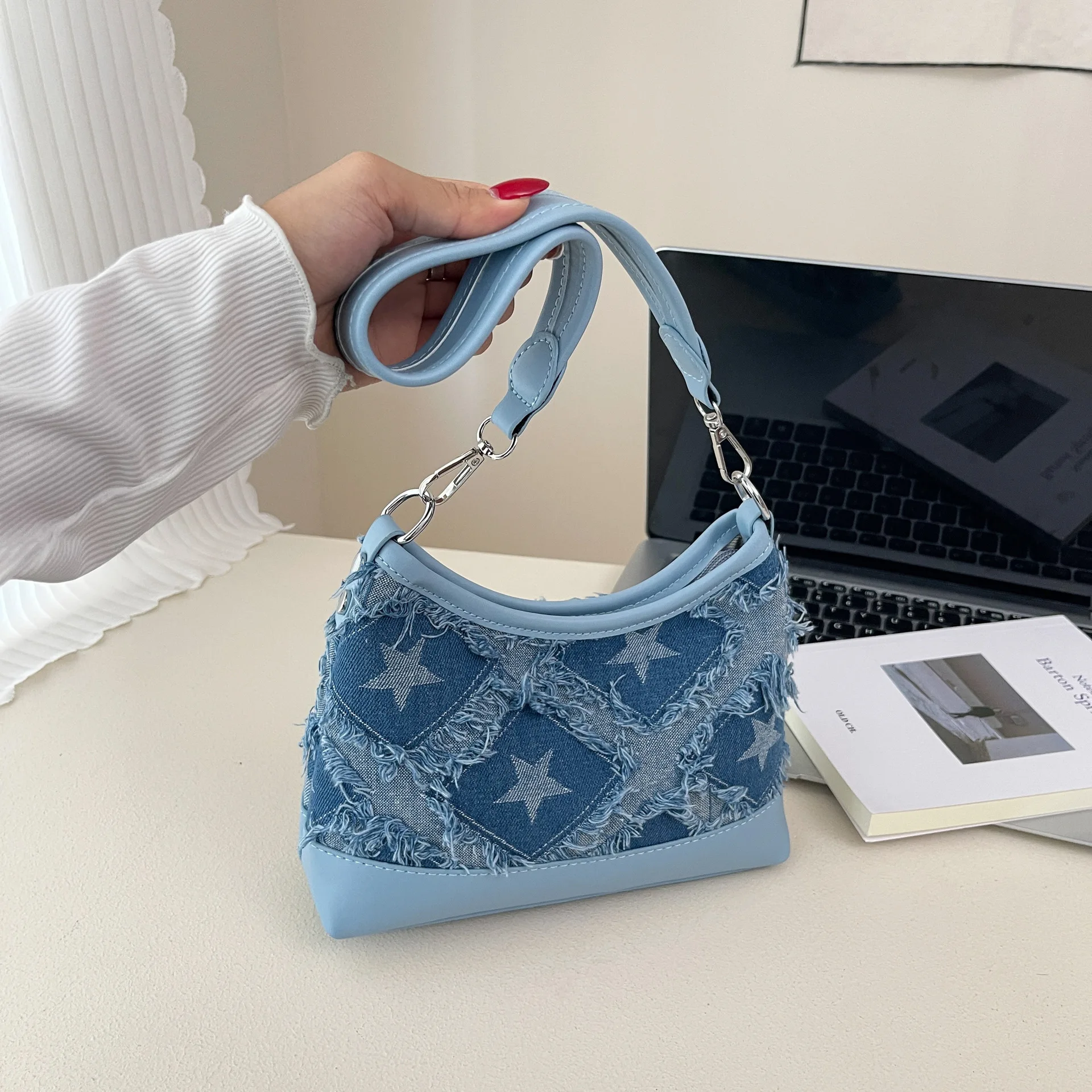 

Стеганый клатч-конверт 2025 с цепочкой, нишевая дизайнерская трансформируемая сумка через плечо для женщин, винтажный кошелек на плечо