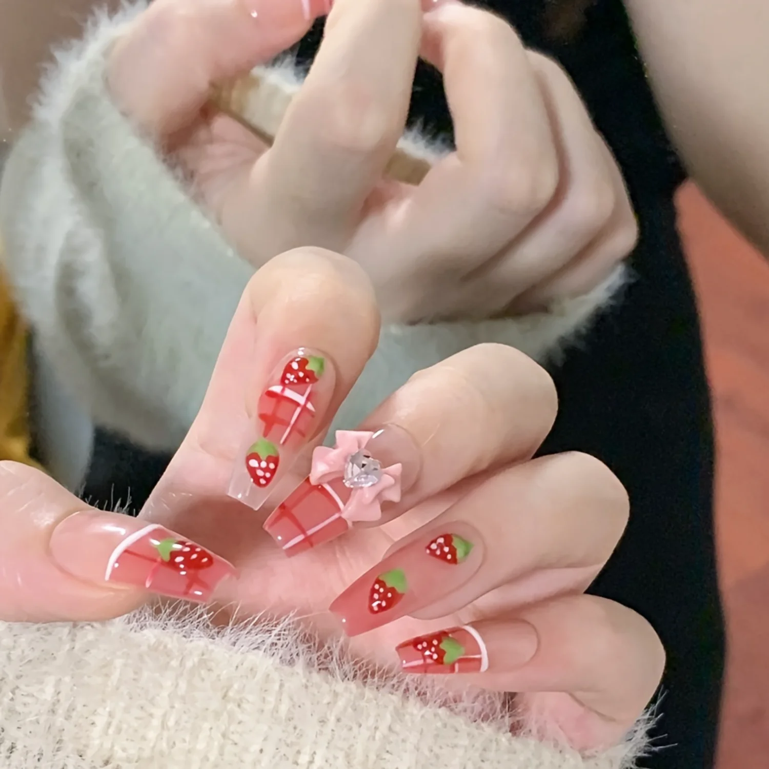 Conjunto de unhas prensadas artesanais de 10 peças com design de morango 3D e detalhes em arco, formato quadrado, comprimento médio, pat de frutas vermelhas brilhantes