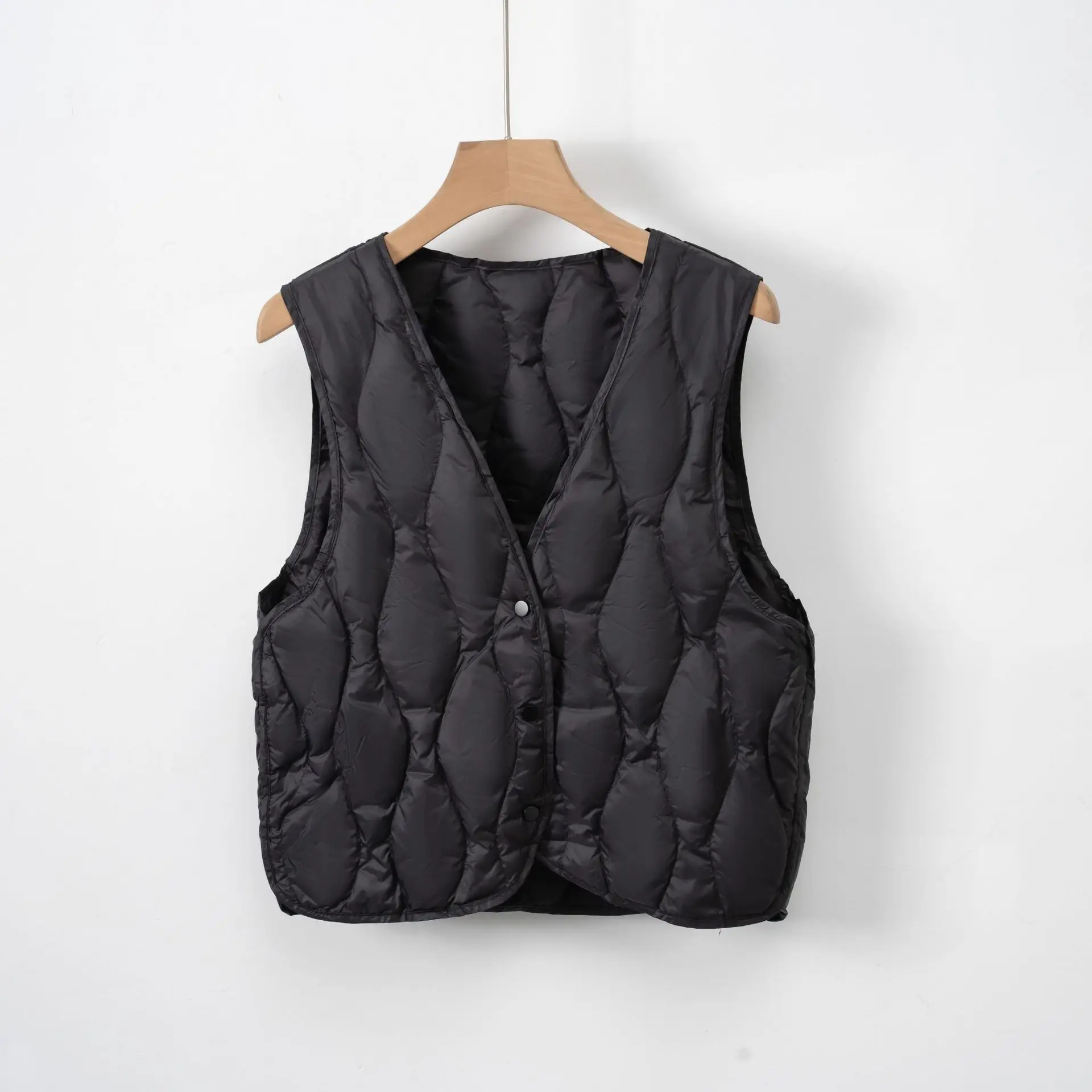 رقبة على شكل حرف V جذابة وقطع مقصوص. هذه السترة خفيفة الوزن هي طبقة أنيقة وتنحيف تحت أي سترة أو وحده. #3