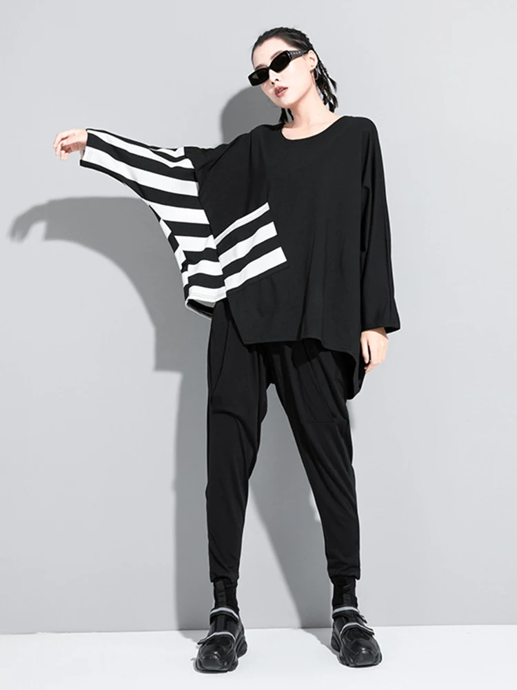 [EAM] Women Black Striped Irregular Big Size Casual T-shirt New Round Neck Long Sleeve Fashion Tide Spring Autumn 2024 1DF5282