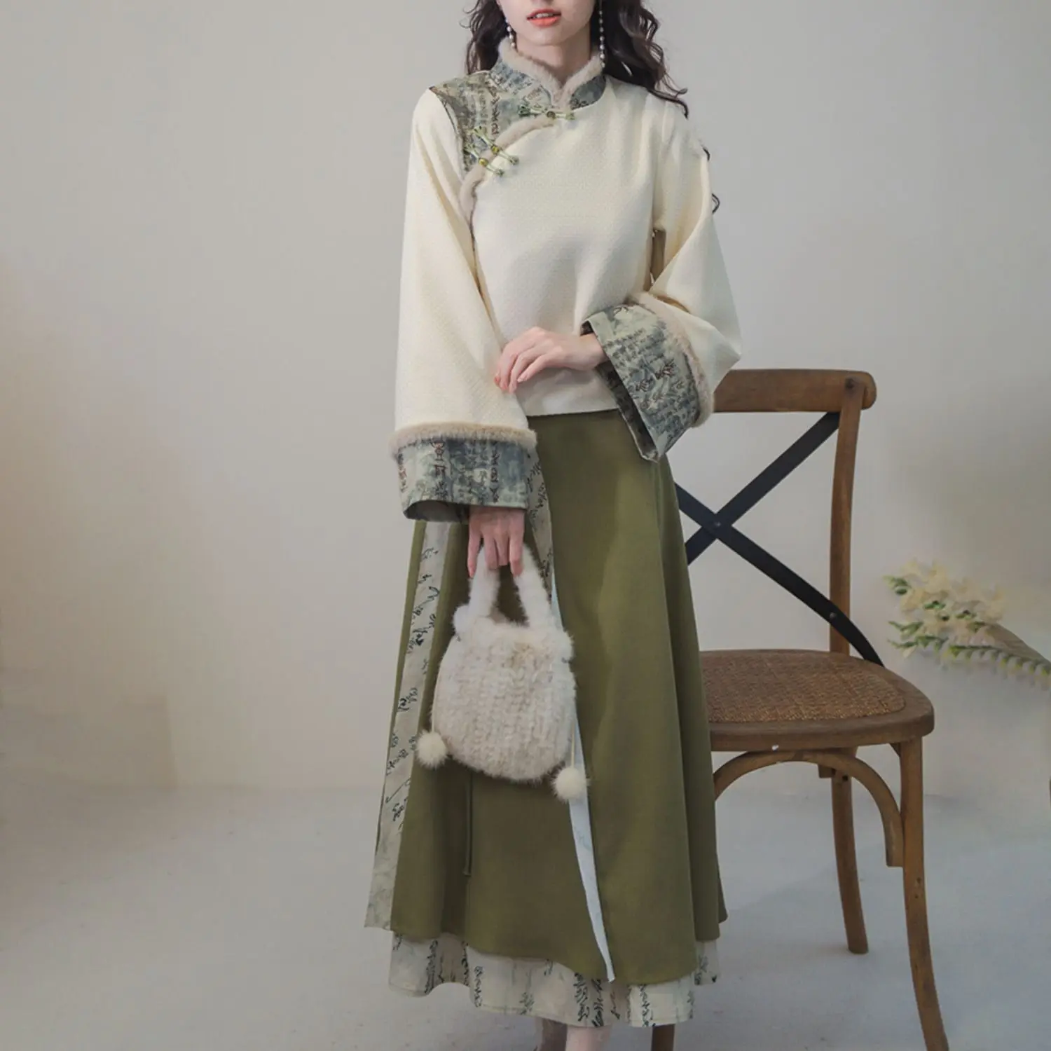

Winter Modern Chinese Style Velvet Hanfu Set For Women's Vintage Fashion Stand Up Collar Top And Green Skirt Two-piece Set