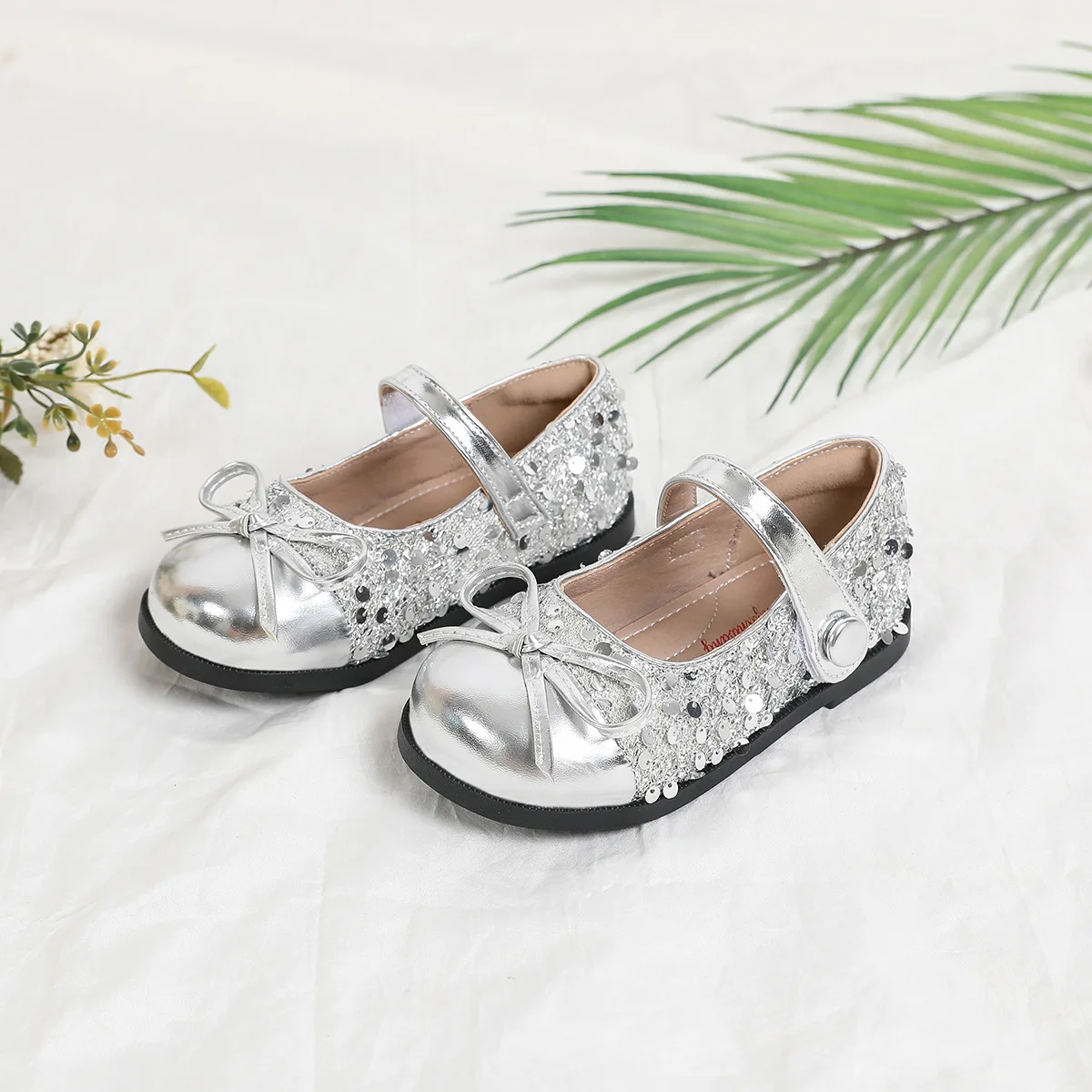 

Fashion Sequin Girls' Princess Shoes Autumn 2025 New Bow Children's Leather Shoes Soft Soled Non Slip Kid's Casual Shoes