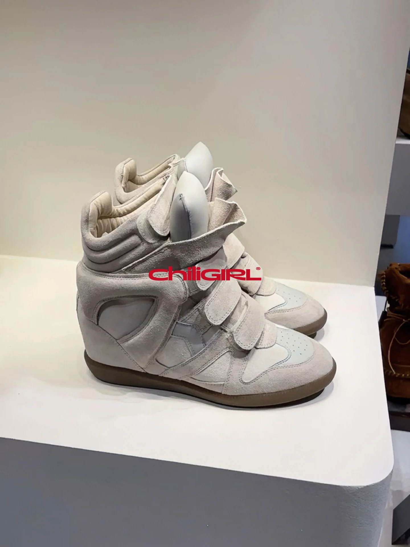 

CHILIGIRL Невидимая увеличивающая волшебная лента для женщин Sports oes Casual oes Ретро наклонный каблук Высокая помощь oes Клейкая клейкая лента r...