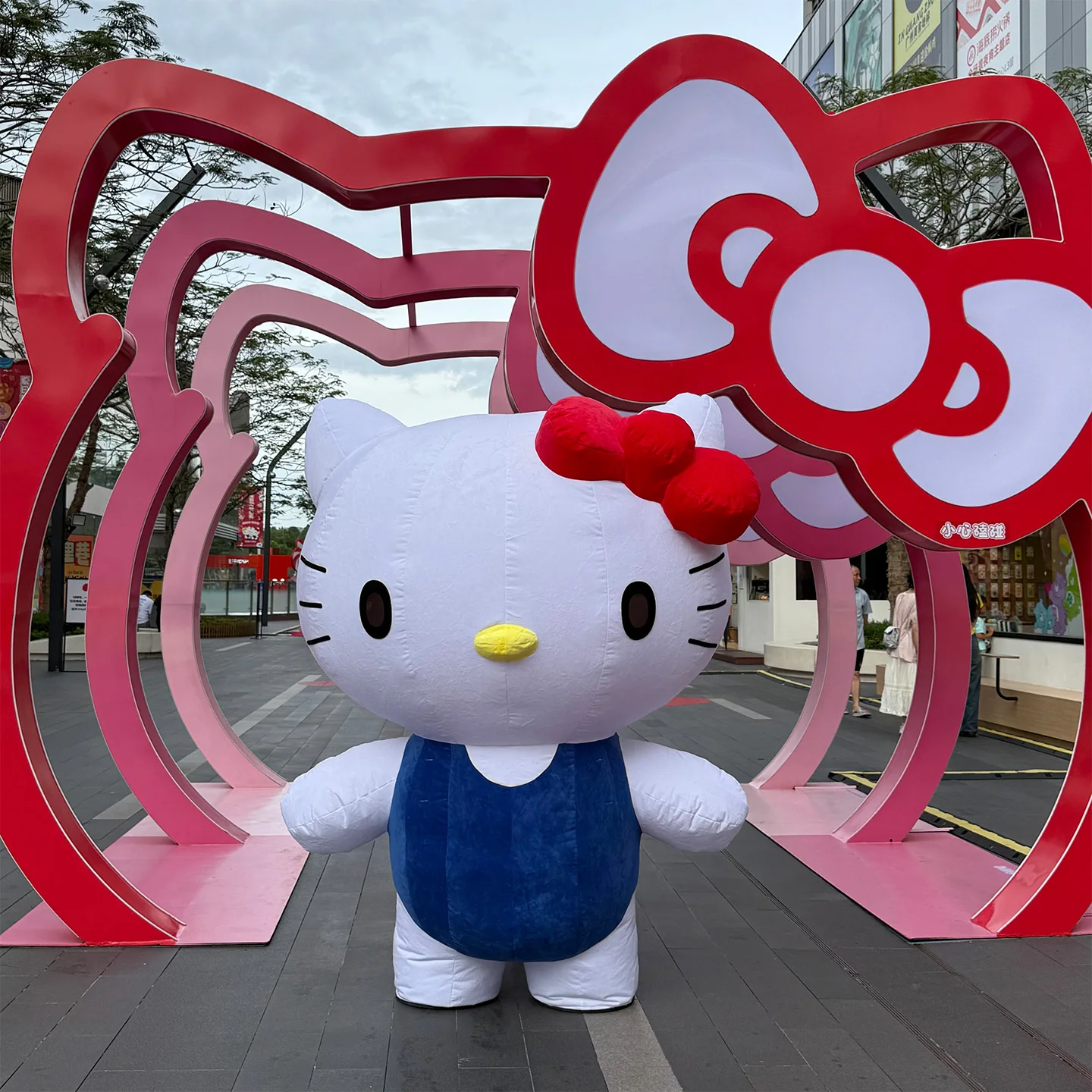 Miniso ديزني نفخ KT القط أفخم البدلة المشي مرحبا كيتي لطيف التميمة عروسة كارتون هالوين عيد الميلاد حزب Outtits