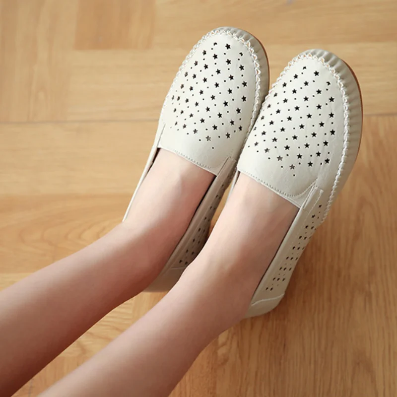 أحذية بيضاء عصرية ومريحة ذات قاع مسطح ومضادة للانزلاق أحذية عمل صيفية جديدة أنيقة وناعمة للتمريض للنساء #2