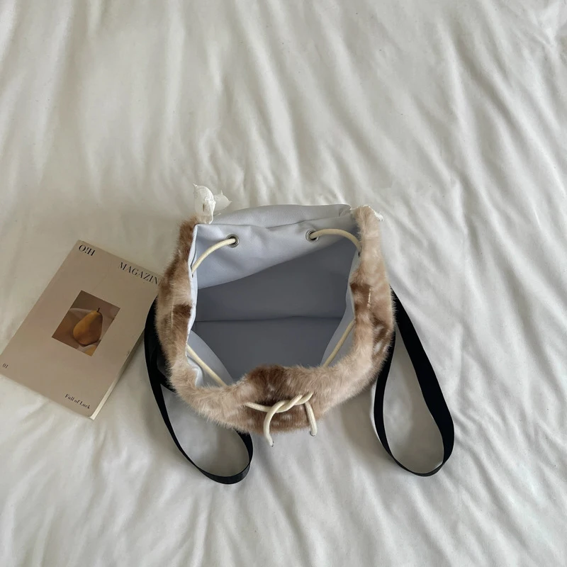 Deer Texure Mori Girl Mode-Rucksack, Damen Kunstfell-Klapprucksack mit Kordelzug, Großer Winter-Schulrucksack, Süßer Buchrucksack – Detail 2
