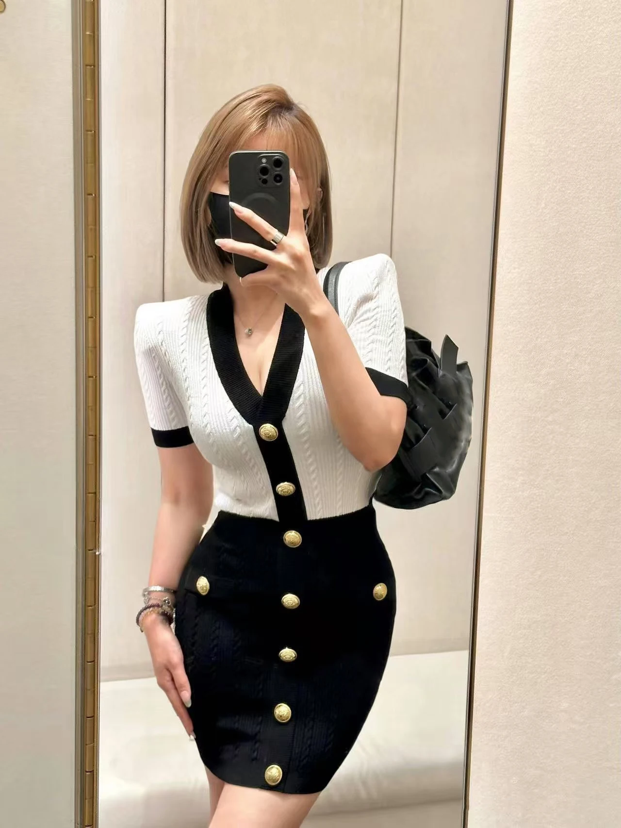 

Vintage Black and White Color Matching Short-sleeved Bodycon Dress 2025 Women's Metal Buckle Slim V-neck Knitted Dress