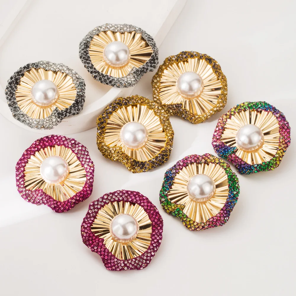 New pearl-set geometric striped sticky diamond exaggerated earrings, niche high-end temperament catwalk stud earrings.
