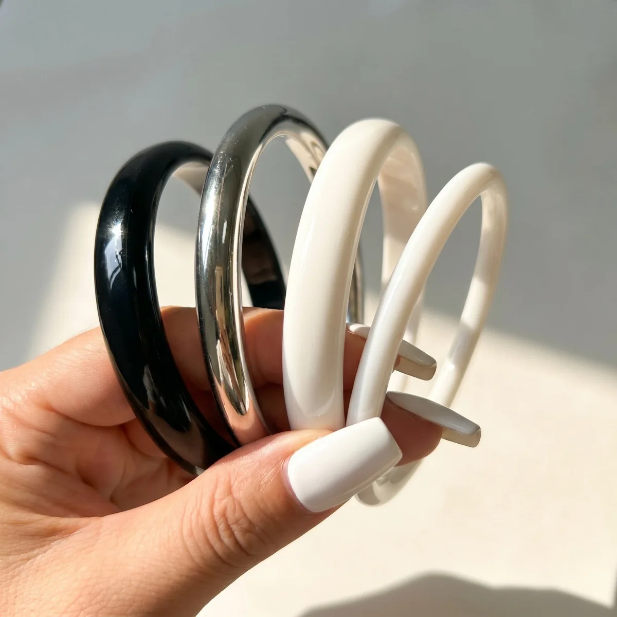 4Pcs/Set Elegant Black White Acrylic Bracelet for Women Fashion Punk Simple Resin Stackable Bangles Set Daily Wear Party Jewelry