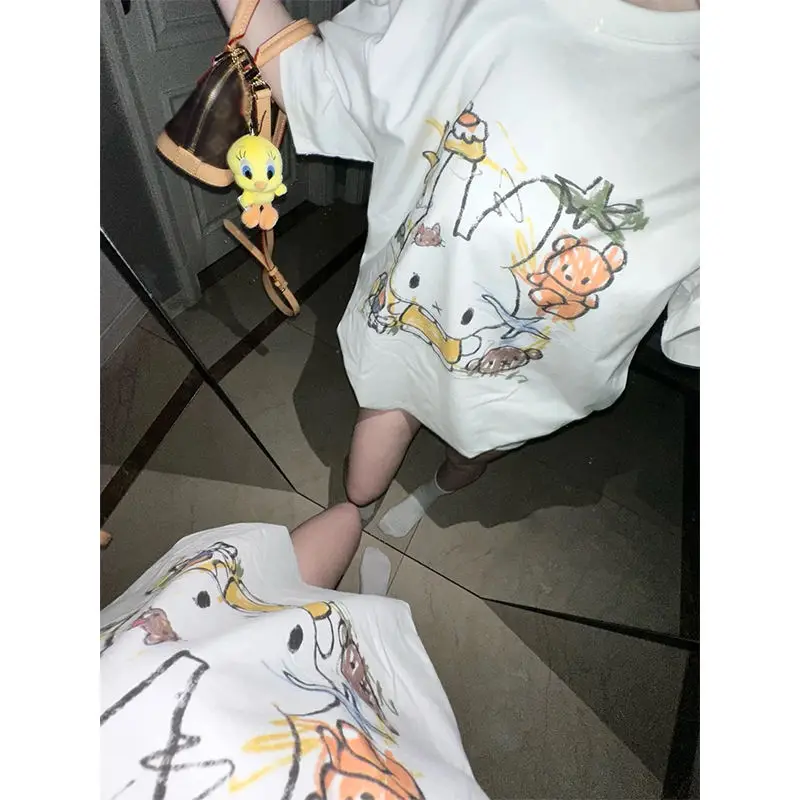 T-shirt Kawaii Miffy ​ ​ Graffiti de lapin de dessin animé mignon sans effort HK rétro ​ ​   Haut décontracté surdimensionné pour les jeunes, tendance streetwear unisexe
