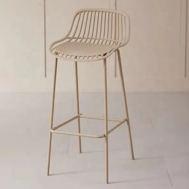 Taburete de bar de plástico de polipropileno beige de altura de mostrador de nuevo diseño con reposapiés
