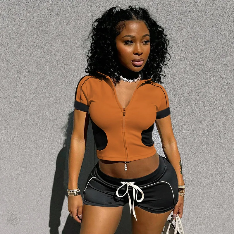 طقم نسائي صيفي موديل 2025 بقصة ضيقة وألوان جذابة وأكمام قصيرة وسروال قصير رياضي متطابق