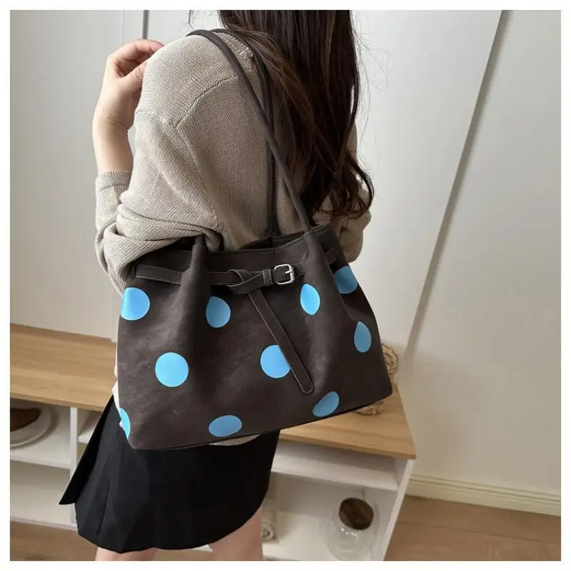 Gepunktete Schultertasche mit großer Kapazität und Schnallendesign für den täglichen Arbeitsweg und Einkauf. – Detail 21