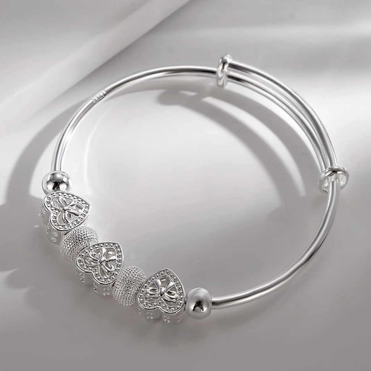 Feine Silberfarbene Herz-Armreifen für Damen, Elegante Armbänder für Hochzeiten und Partys, Designer-Schmuck als Urlaubsgeschenke