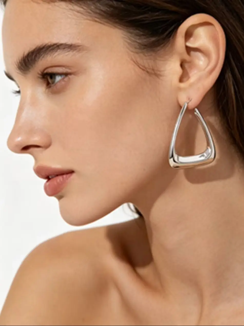 A Pair of Women's European and American Retro-Style Shiny Geometric Triangle Earrings, Exaggerated Large Silver Earrings, Eye-Catching Accessories for Parties and Dates, Niche Design Style, Same Style as Bloggers