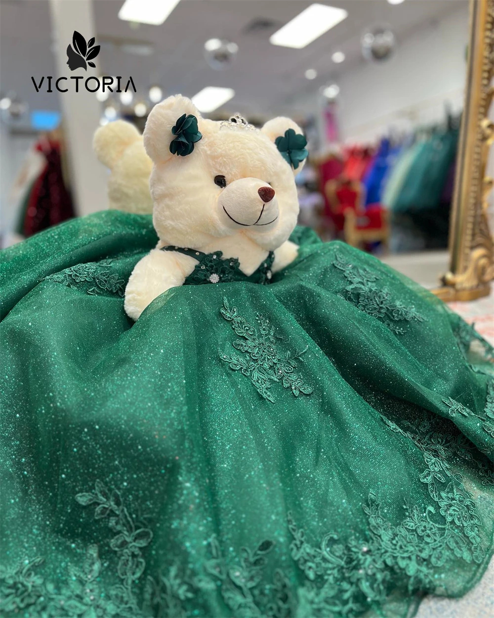 

Off The Shoulder Emerald Green Personalized Quinceanera Teddy Bear Dresses Lace Appliques Little Girls Gifts Mini Quince Dress