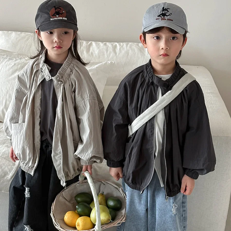 

2025 г., детская весенняя новая однотонная куртка для мальчиков и девочек, модная корейская свободная рубашка на молнии с летучей мышью