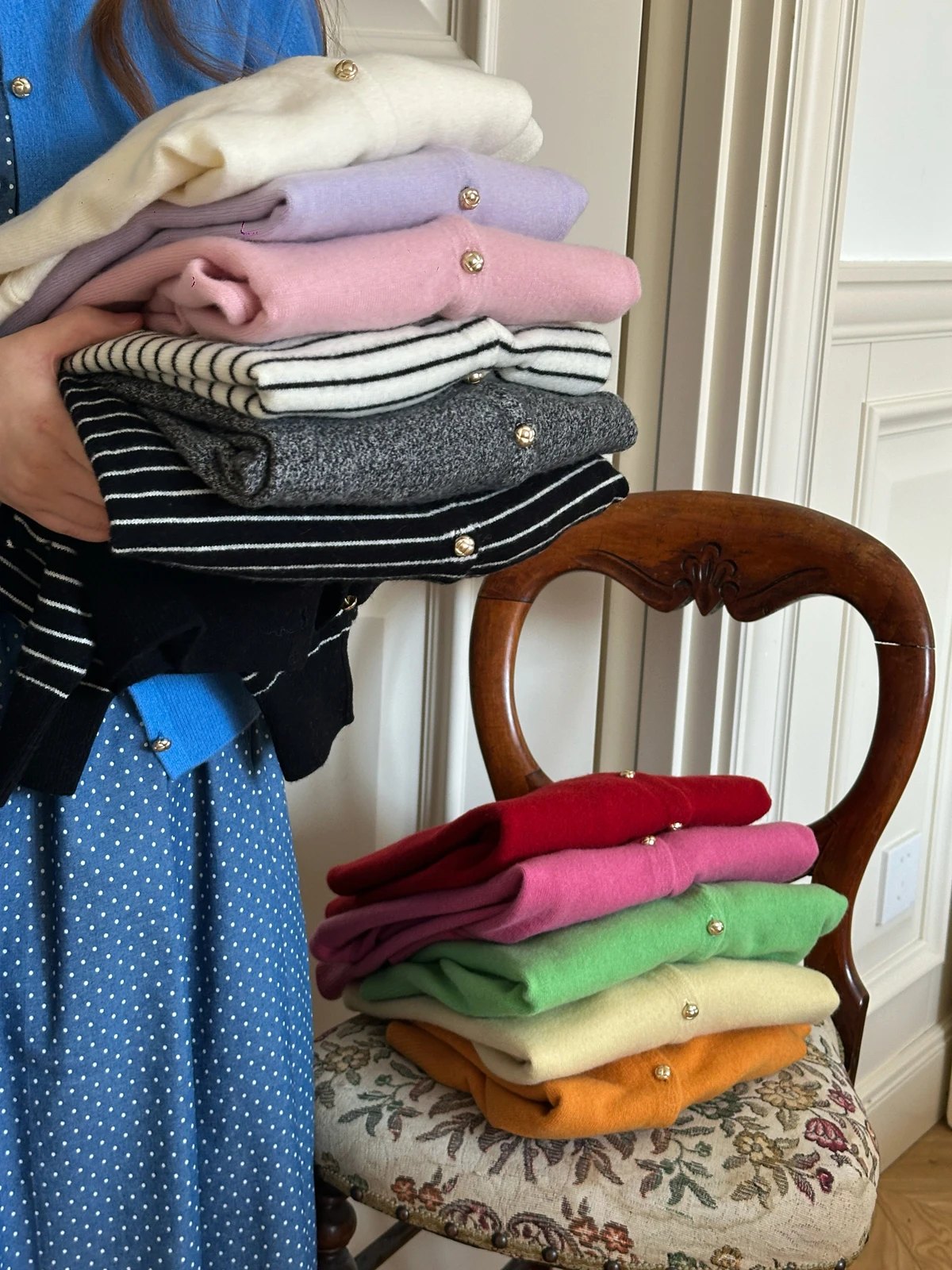 

Мягкий вязаный свитер из чистой шерсти с золотыми пуговицами, разноцветный, с эффектом стройности, теплый, для осени и зимы, женский, для повседневной носки