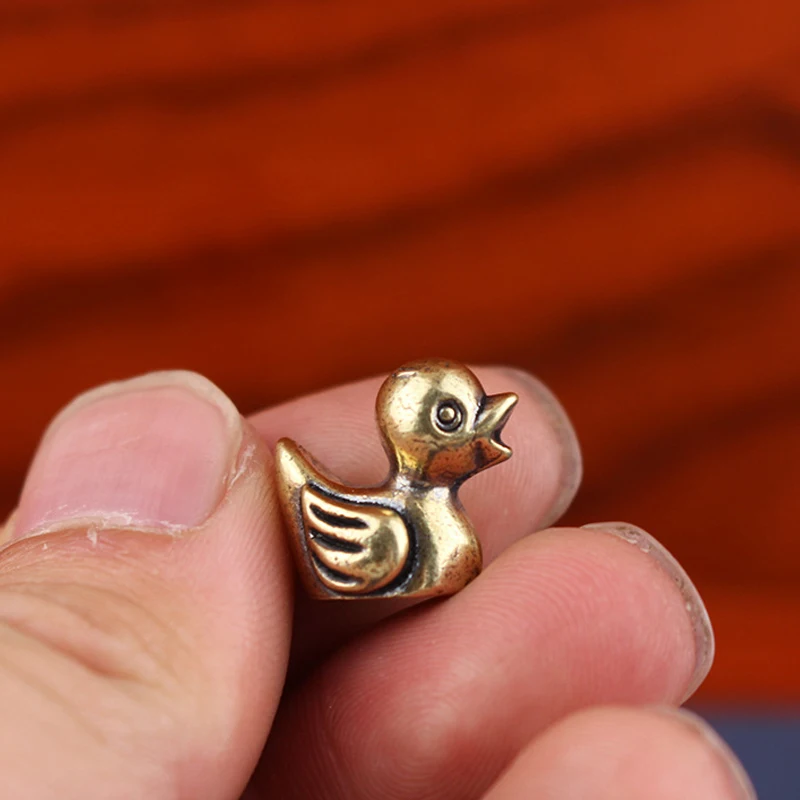 ​ 2 قطعة تمثال بطة نحاسية ، ديكور طاولة شاي الحيوانات الأليفة للشاي الحرفي ، هدية تزيين سطح المكتب على شكل بطة لطيفة