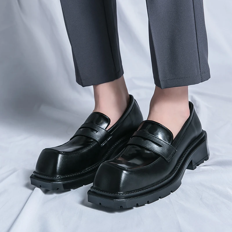 

Черные повседневные мужские лоферы. Дизайнерская мода. Классические черные туфли для отдыха. Для бизнеса и офиса. Высококачественные кожаные туфли дерби.