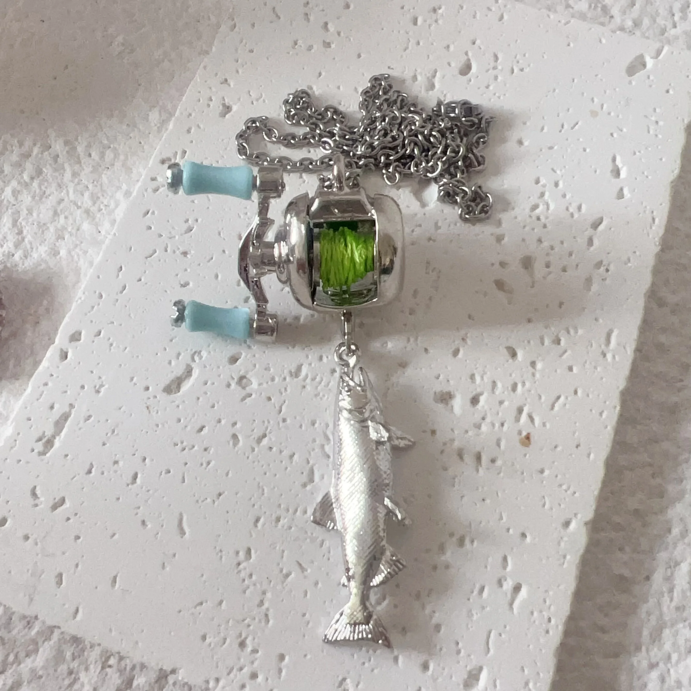 Mini-Angelrollen-Anhänger-Halskette, kreatives Angelrad-Halsketten-Ring-Set, modischer Sport-Schmuck, Accessoires für Männer und Frauen – Detail 3