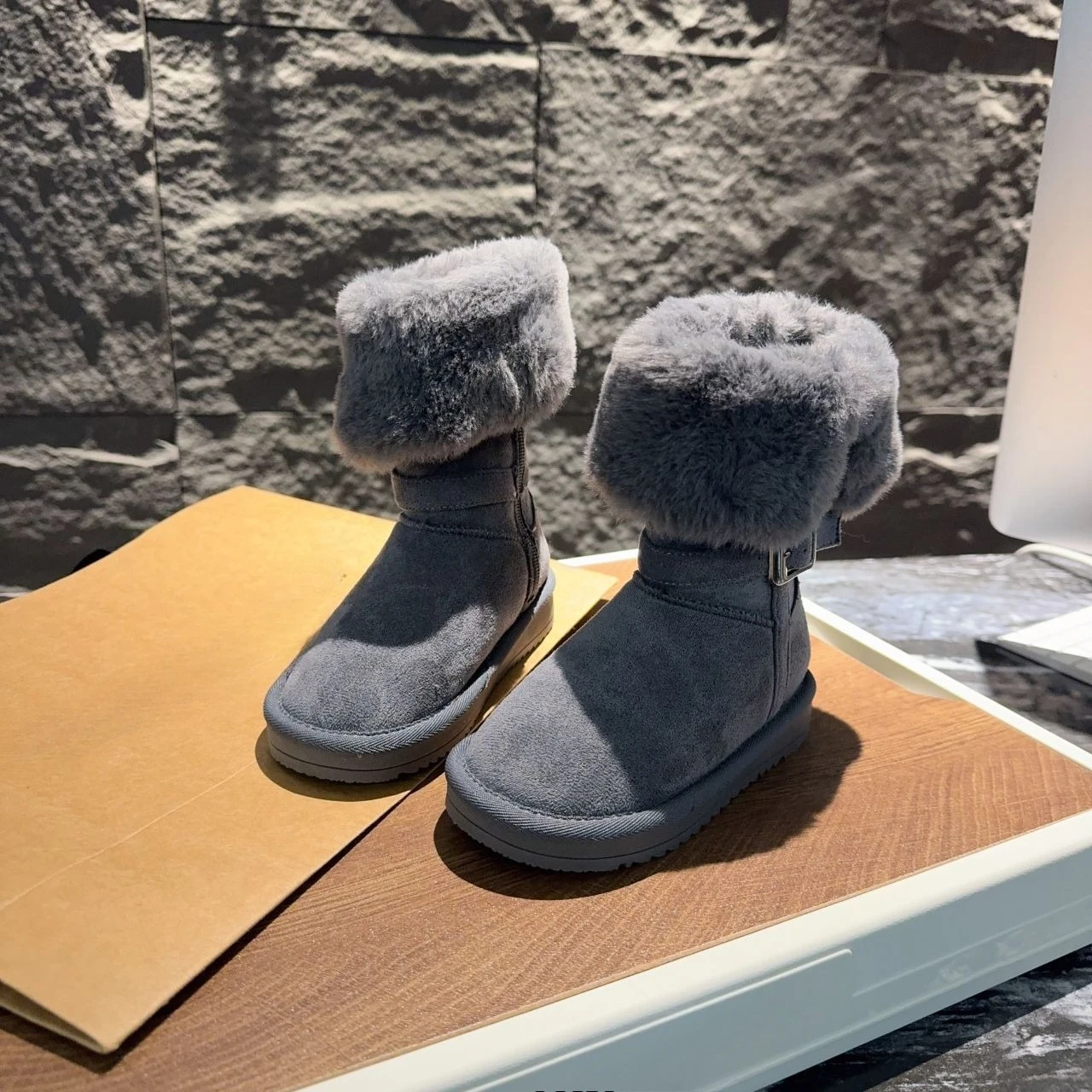 Botas de nieve largas con suela gruesa y forro de piel sintética gris para niñas, botas de invierno con aislamiento a la moda, nuevo estilo 2026 ​