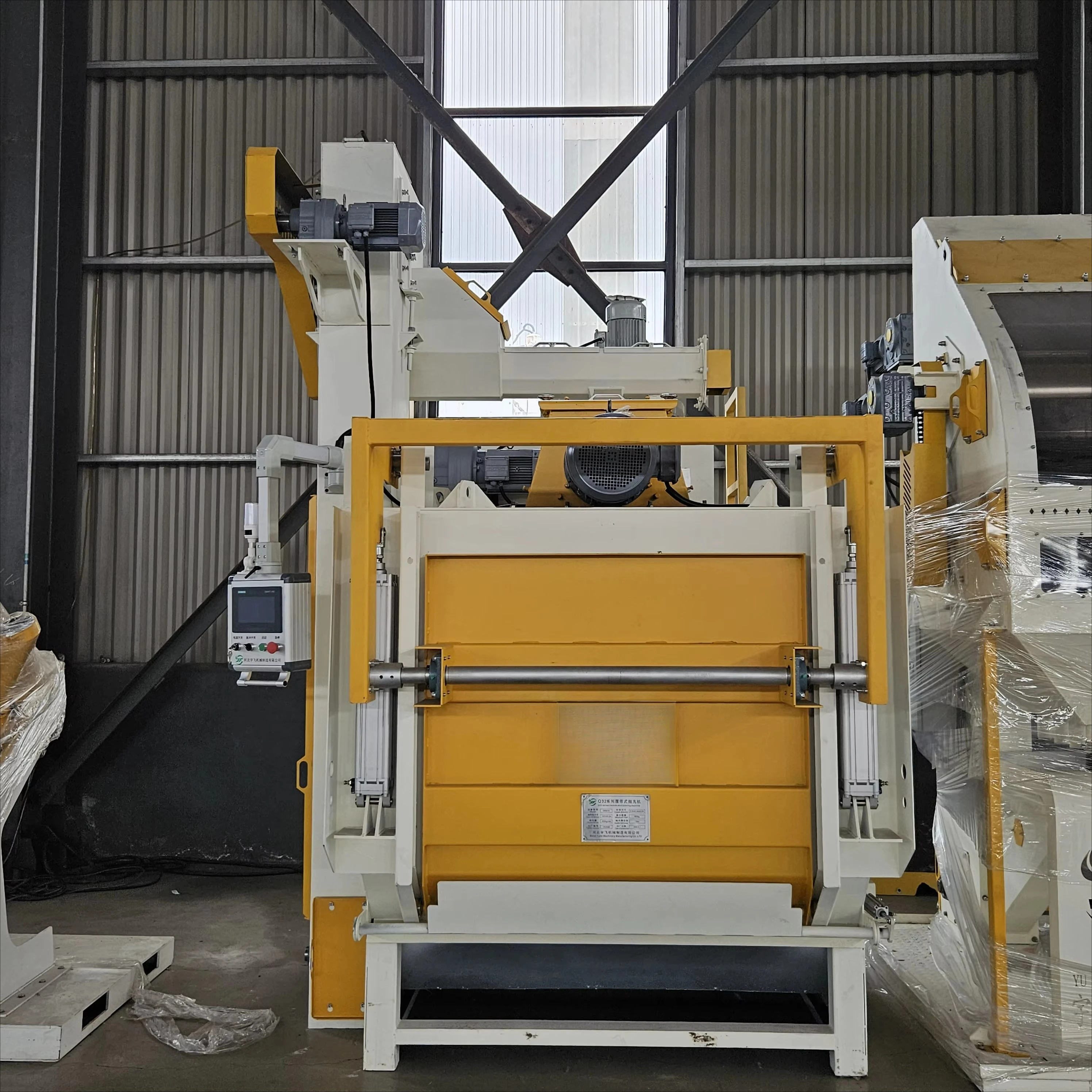 Small Tumble Type Belt Conveyor Shot Blasting Machine Metal Parts Cleaning Equipment 600 kg Load Capacity Engine Motor Gearbox