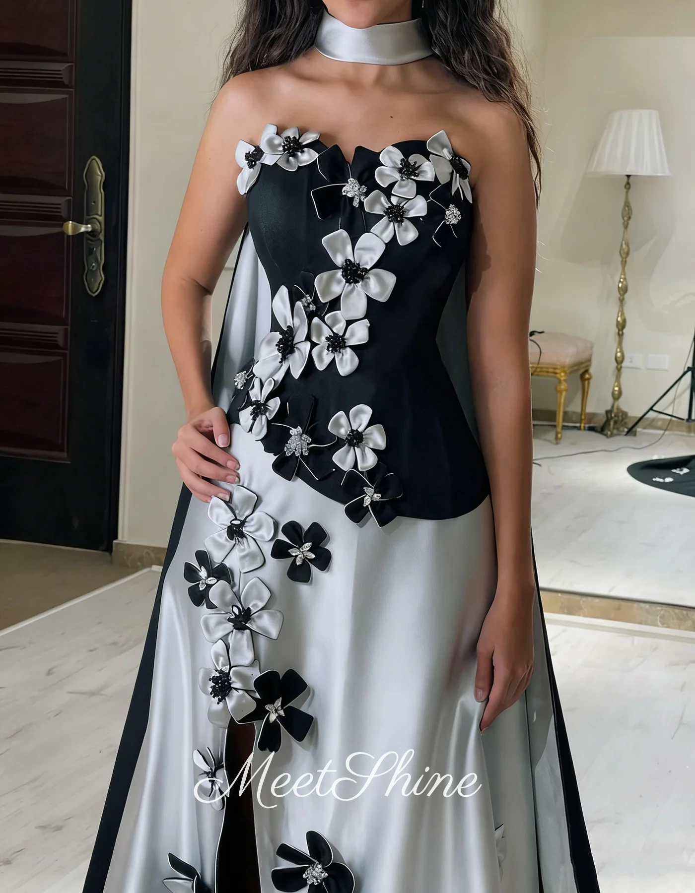 Vestidos de noche negros con abertura lateral, corte en A, flores 3D modernas, satén elegante con bufanda, vestidos formales sin tirantes para graduación personalizados