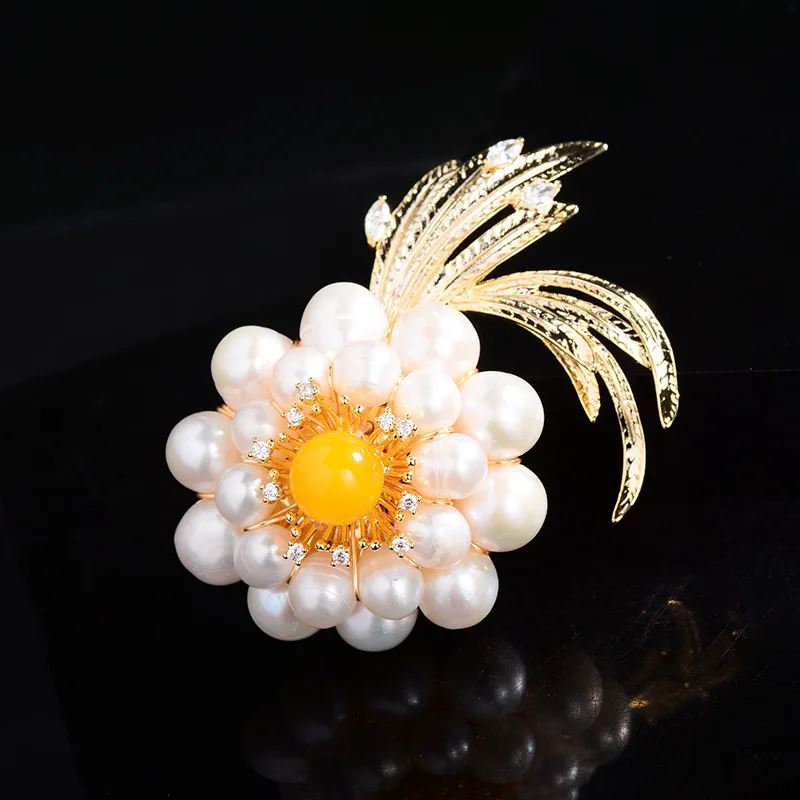 2024 Nieuwe Broche Hoogwaardige Dames Corsage Pin Hoogwaardig Zoet Water Kraal Temperament Ontwerp Zin Niche Pak Accessoires