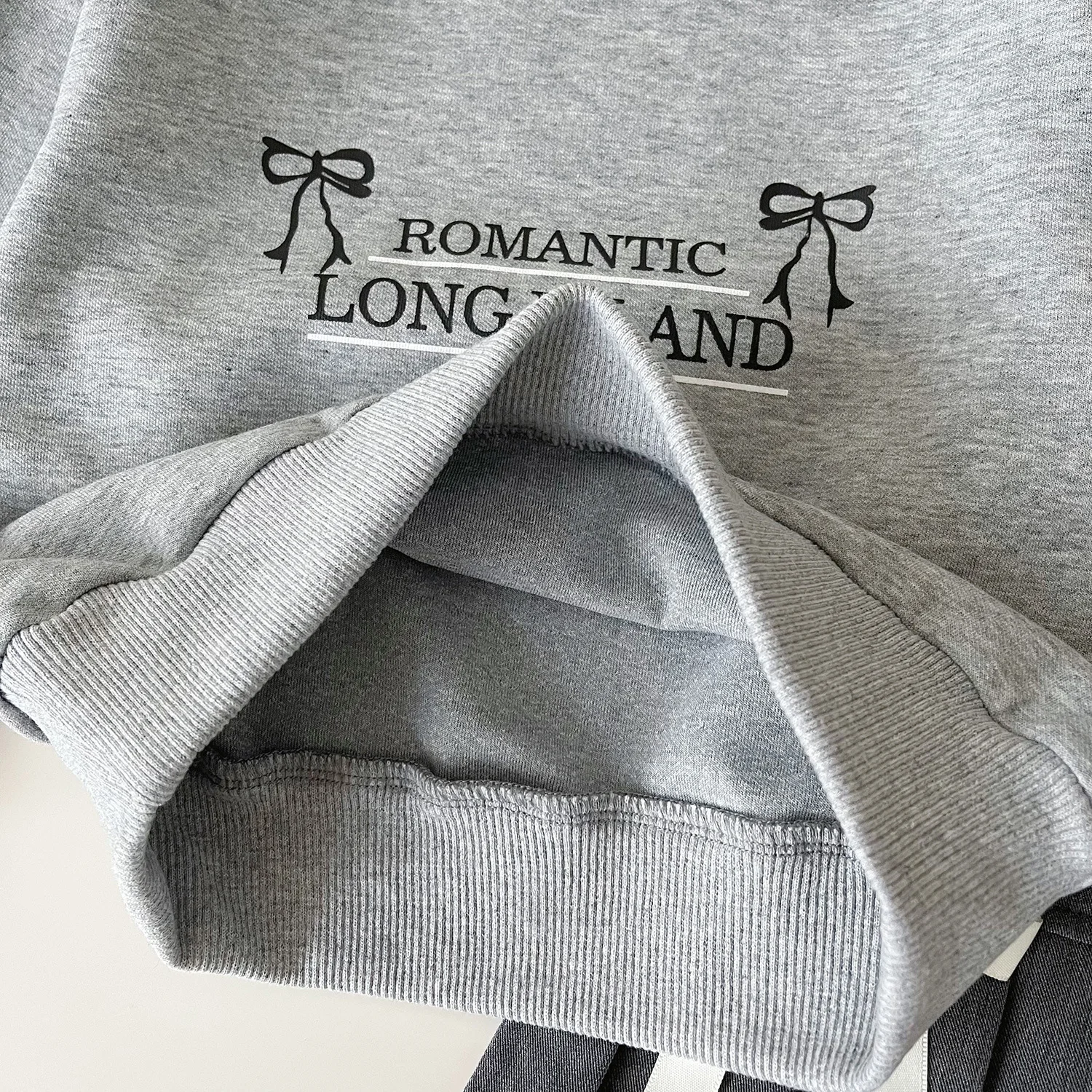 Komplet ubrań dla dzieci na jesień i zimę 2025, nowy styl koreański, dziewczęcy, w stylu zagranicznym, bluza z kapturem z kokardą, słodka krótka spódniczka, dwuczęściowy zestaw.